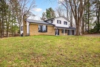 Building Photo - 633 S Ravencrest Ave