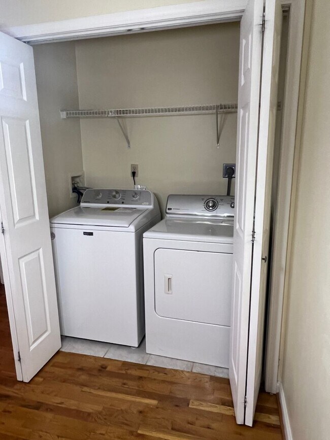 Building Photo - Lovely 3 bedroom/2 bathroom, Convenient Ro...