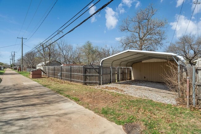 Building Photo - 5115 Kingston Dr