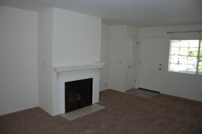 Building Photo - Two Bedroom Goleta Condo