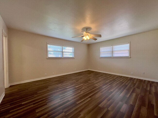 Building Photo - PRE-LEASING for June! Stunning Large 3 Bedroom Home!