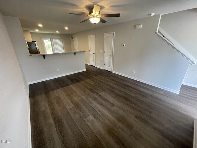 Building Photo - 1059 Peony Ln