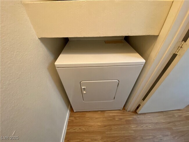 Building Photo - 1150 N Buffalo Dr