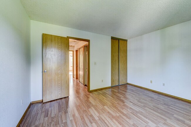 Building Photo - Beautiful 2 bed 2 bath townhome with carport in desirable Hearthwood Neighborhood With Pool!!