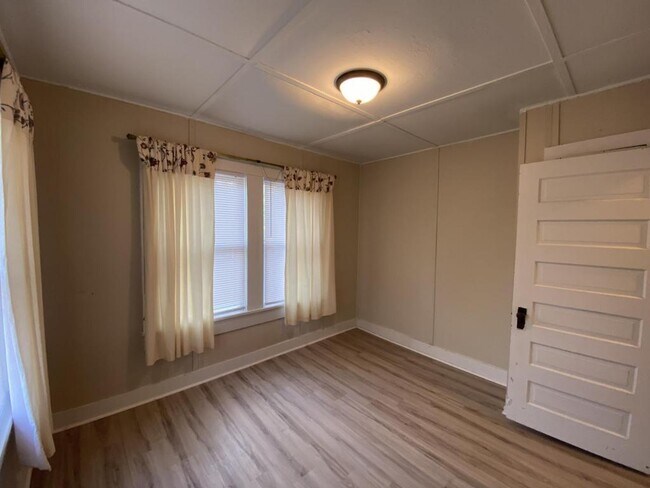 Building Photo - 175 E Beech St