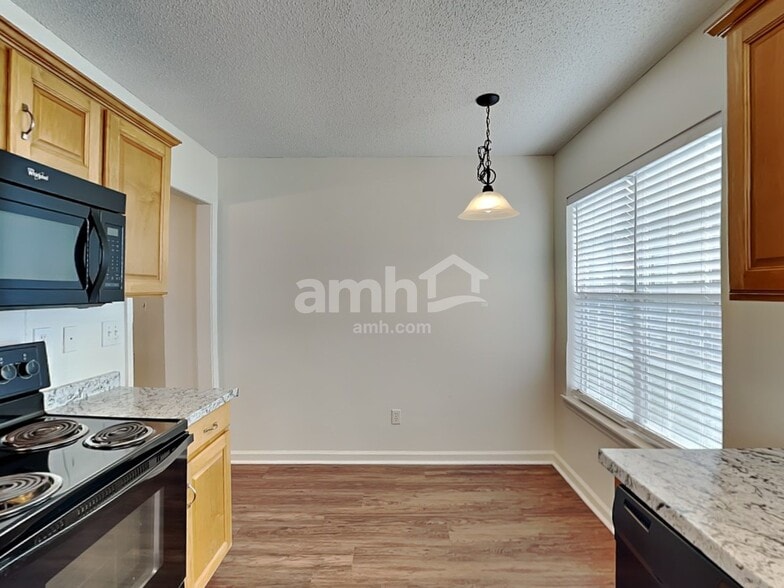 Building Photo - 2804 Robyns Glen Dr