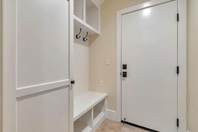 Building Photo - Beautiful Tri-Level 4 bedroom, 3.5 Bathroom, 2,150 SqFt Home in Downtown Campbell!