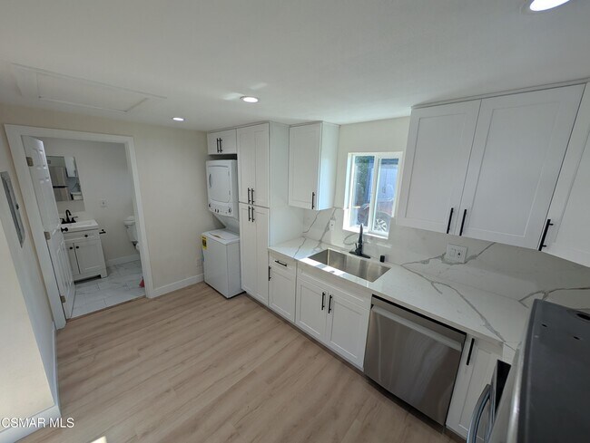 Building Photo - 16432 Clymer St