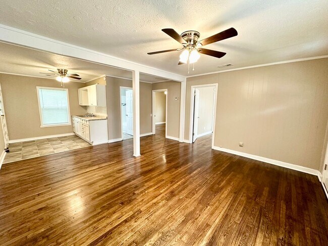 Building Photo - Recently Remodeled 3 Bedroom!