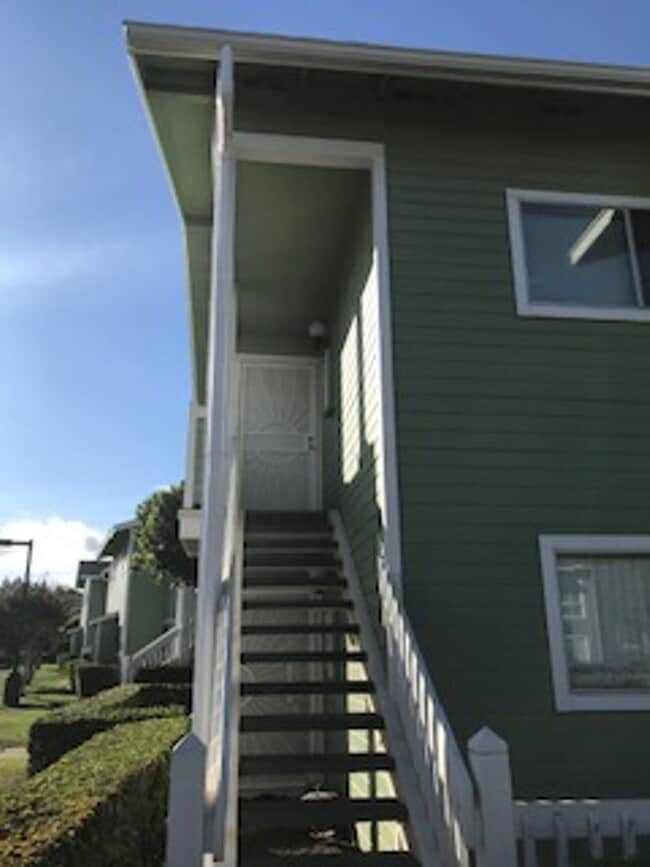 Building Photo - Available now - 2 bedroom / 1 bath / 2 par...
