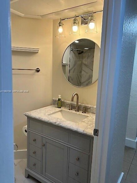 Building Photo - 2811 N Oakland Forest Dr