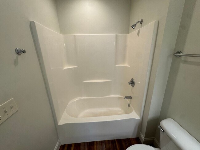 Building Photo - Experience Modern Main-Level Living in a Private Oak Ridge Community