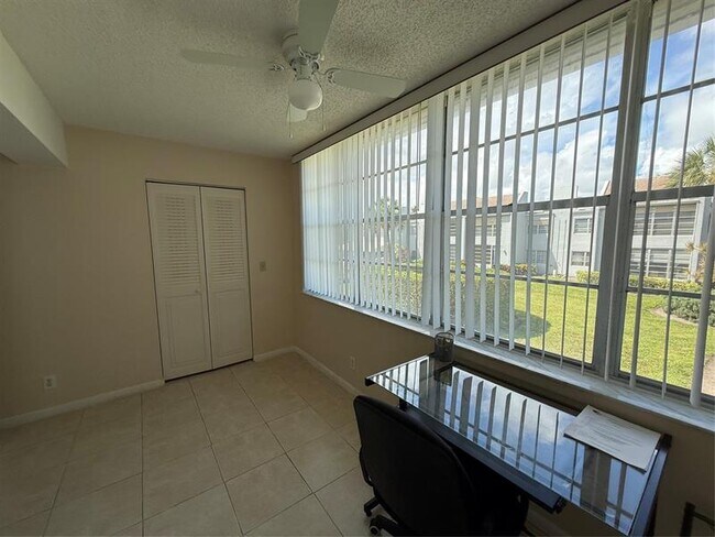Building Photo - 2900 SW 22nd Ave