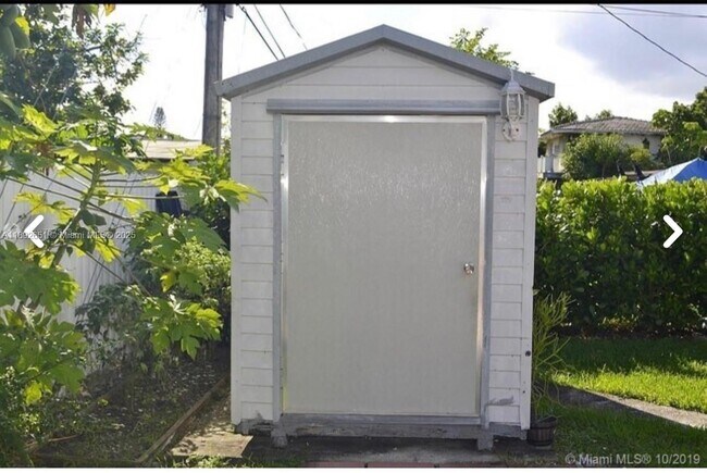 Building Photo - 2400 SW 62nd Ave