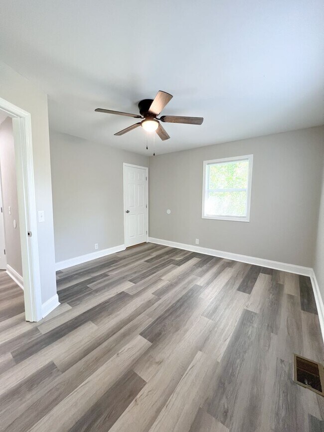 Building Photo - Completely Remodeled Home in Clarksville, TN – Just Off Madison Street!