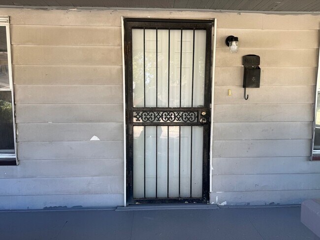 Building Photo - Charming 3-Bedroom Property in Prime Location