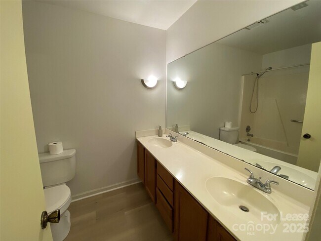 Building Photo - 1025 Thornsby Ln