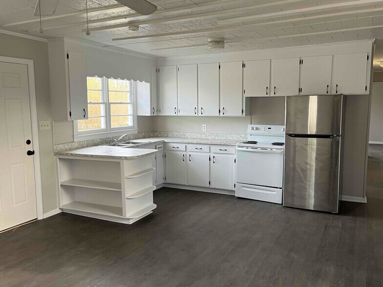 Building Photo - 8402 Duncan Bridge Rd