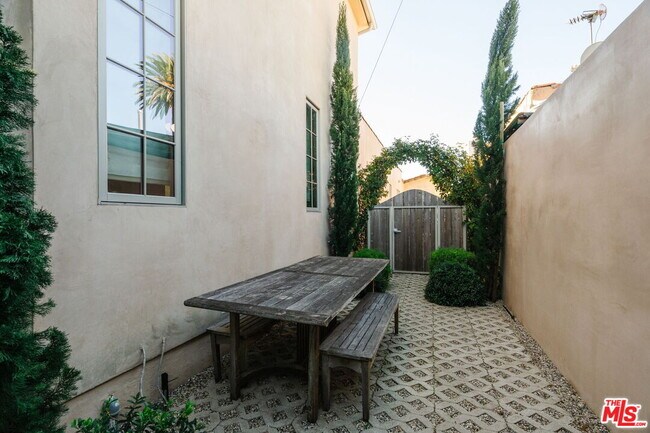 Building Photo - 2640 Clyde Ave