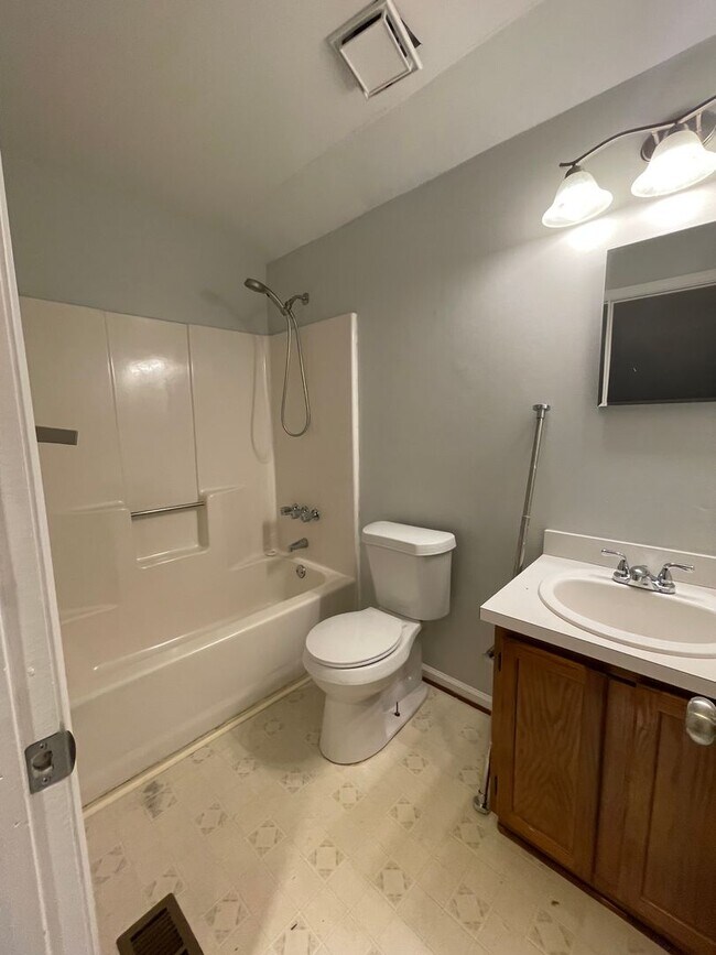 Building Photo - 4 BED / 3 BATH SINGLE FAMILY IN SALEM LAKES!