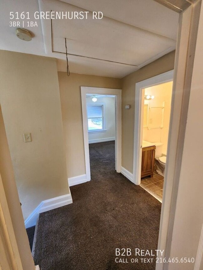 Building Photo - 5161 Greenhurst Dr
