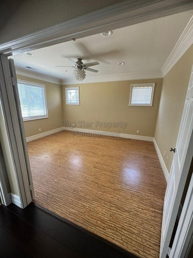 Building Photo - Spacious (5+bed/3bath) Home with Huge Back...