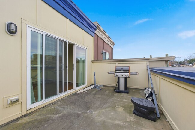 Building Photo - Amazing 4 BR/3.5 BA Townhome in Riverdale!