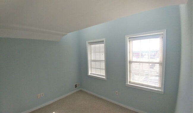 Building Photo - Quaint & Cozy 2 BR 2 BA in Fells Point/Canton Neighborhood Overlooking River