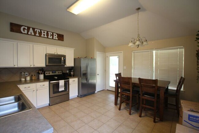 Building Photo - Tour Today! 4 bedroom 2 Bathroom in WHISD!