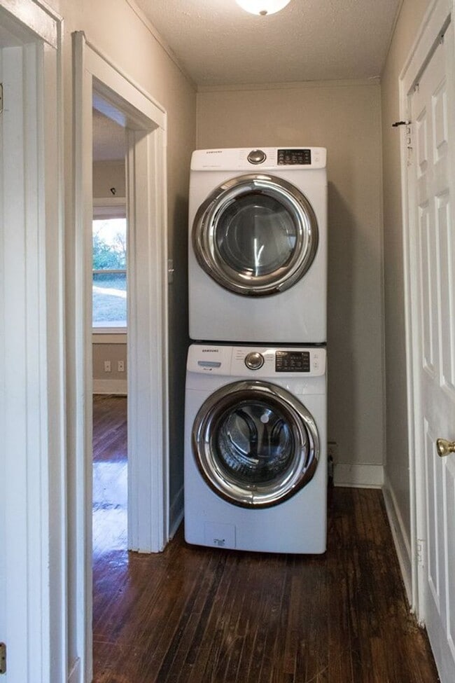 Building Photo - AVAILABLE NOW. $1300 PER MONTH. NEW STAINLESS STEEL APPLIANCES and UPDATES!!