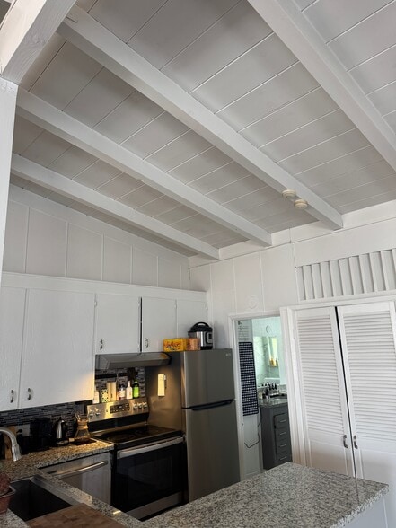 kitchen -- view of cathedral ceilings - 25410 Malibu Rd