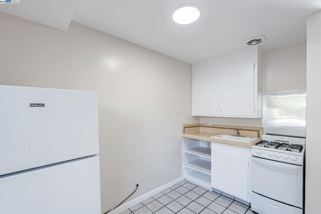 Building Photo - 1180 Saranap Ave