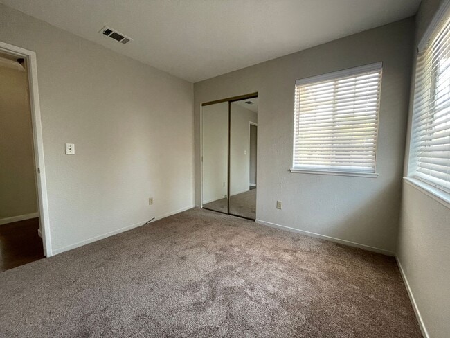 Building Photo - 1080 Camellia Ln