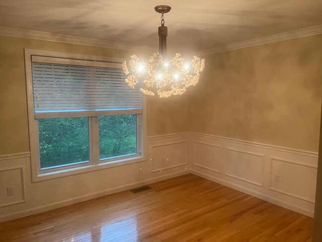 Building Photo - 11 Pinecrest Dr