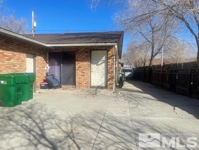 Building Photo - Clean 2 bedroom Duplex Near UNR