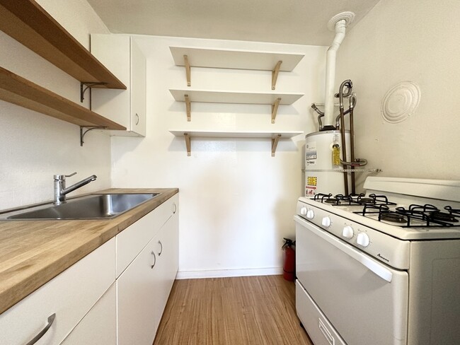 Building Photo - Cute 1 Bedroom 1 Bathroom Unit