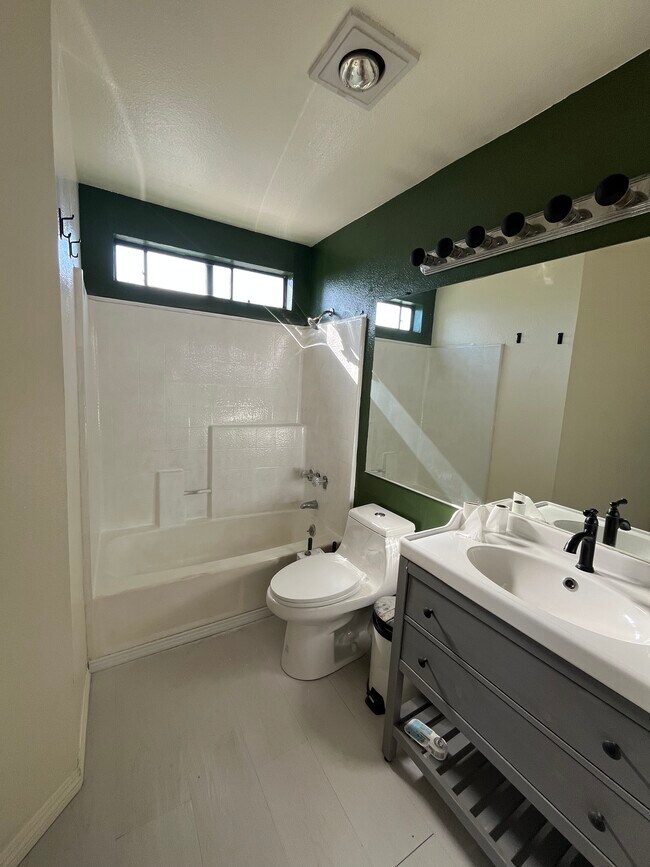 Building Photo - 15946 Vanowen St