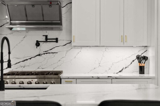 Building Photo - 151 S Pointe Dr