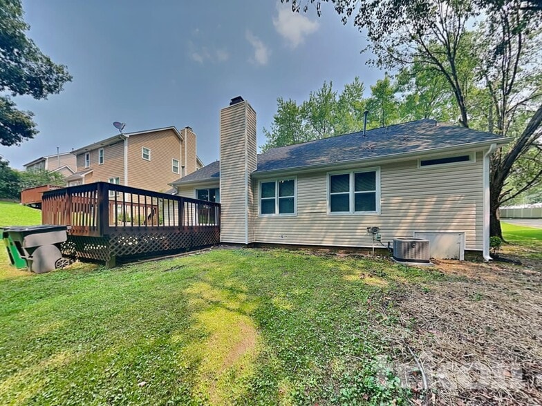 Building Photo - 3617 Rosedown Dr