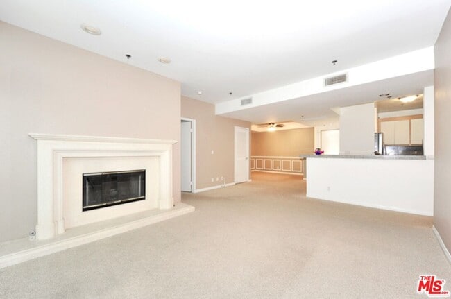 Building Photo - 2222 Beachwood Dr