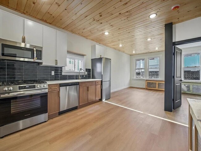 Building Photo - 370 Liberty Ave