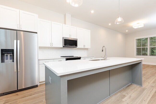 Building Photo - 84 Adore Ct SE