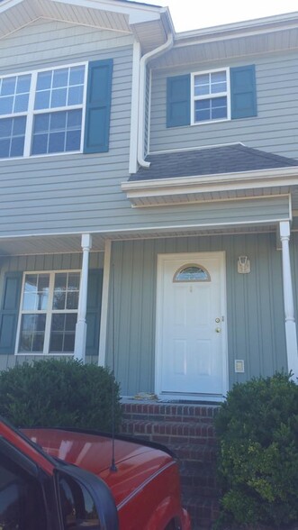 3 bedroom, 2 1/2 bath Townhome located minutes from downtown Cleveland. - 2201 Bower Ln SE