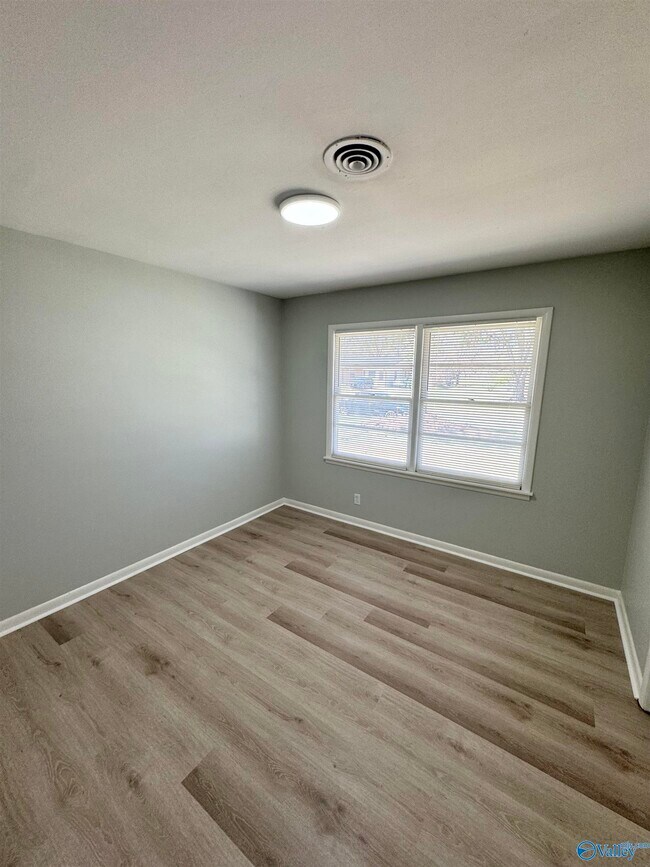 Building Photo - 2208 Glen Iris Cir NW