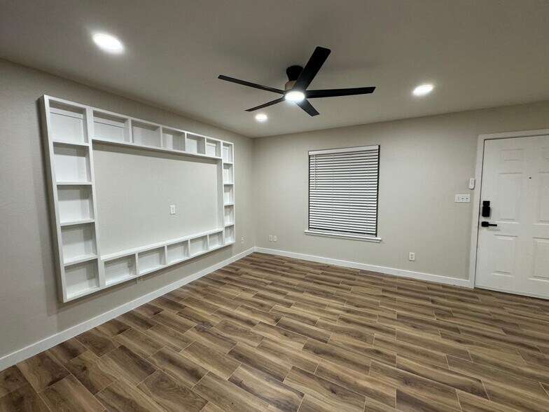 Building Photo - 721 Sonesta Dr