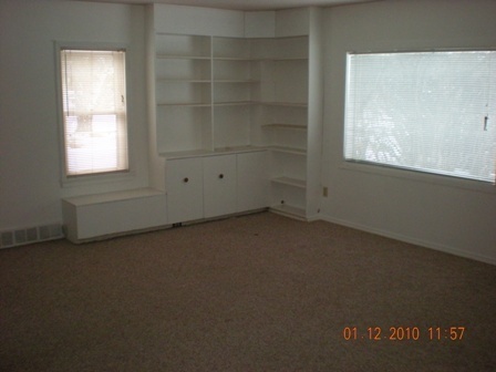 Building Photo - 3 Bedroom, 1 Bath Apartment for Rent - Clo...