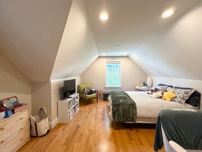 Building Photo - 821 Winthrop Ave