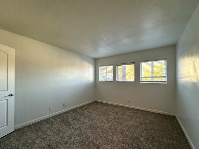 Building Photo - 1821 Lincoln Ave