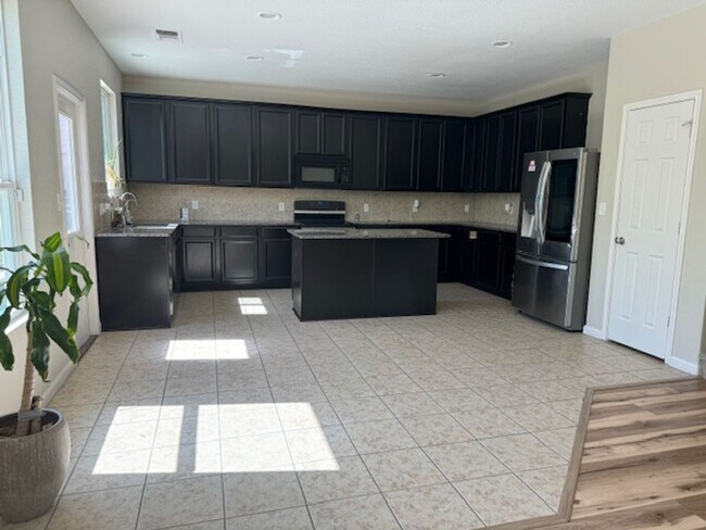 Building Photo - Super Nice! Featuring 4 bedroom/ 3 bath