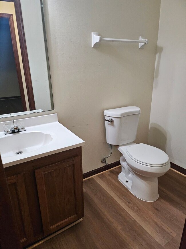 Building Photo - $1150 - 2/2 -Jefferson Square - Updated Unit!